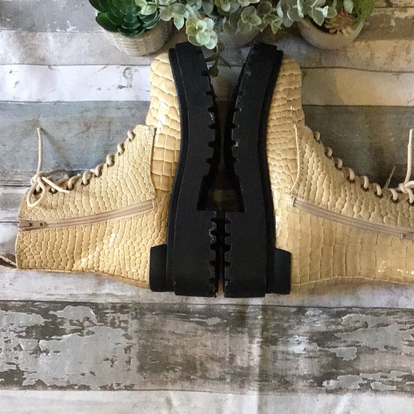 Women's Urban Outfitters Lace-Up Boots Size 7 - Picture 5 of 10